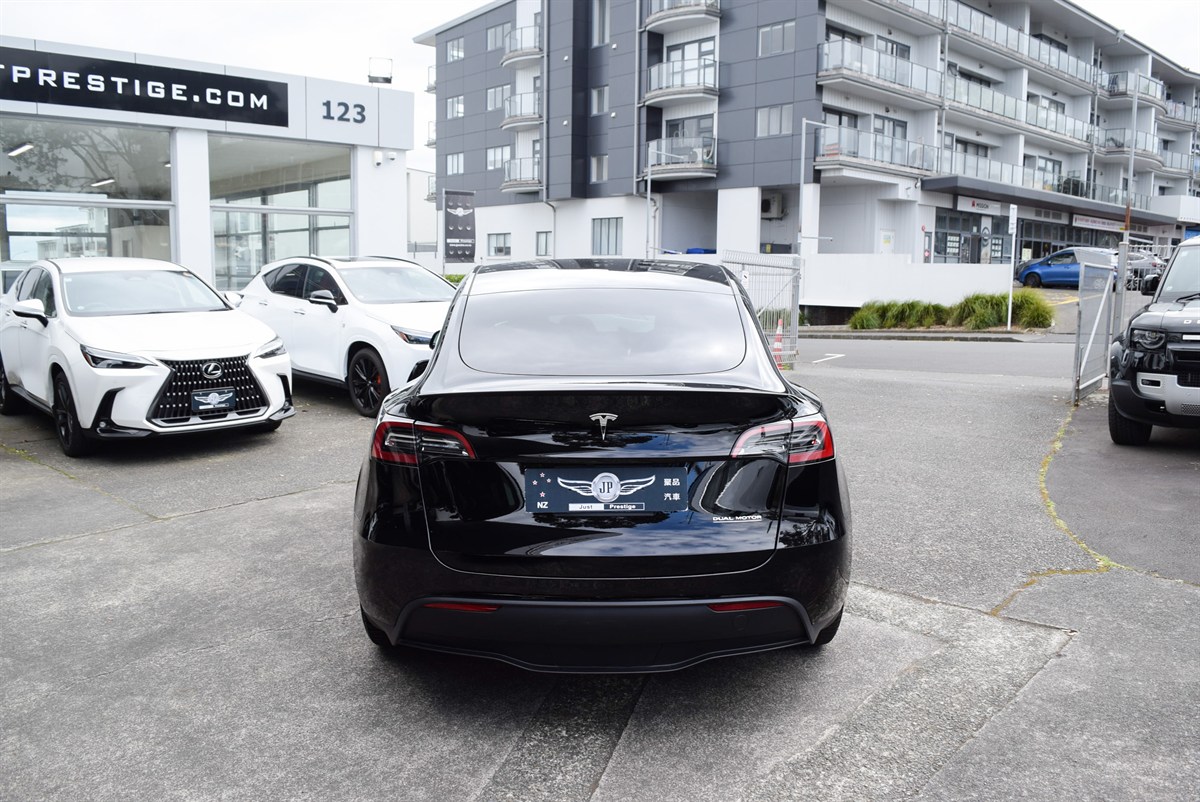 2023 Tesla Model thumbnail