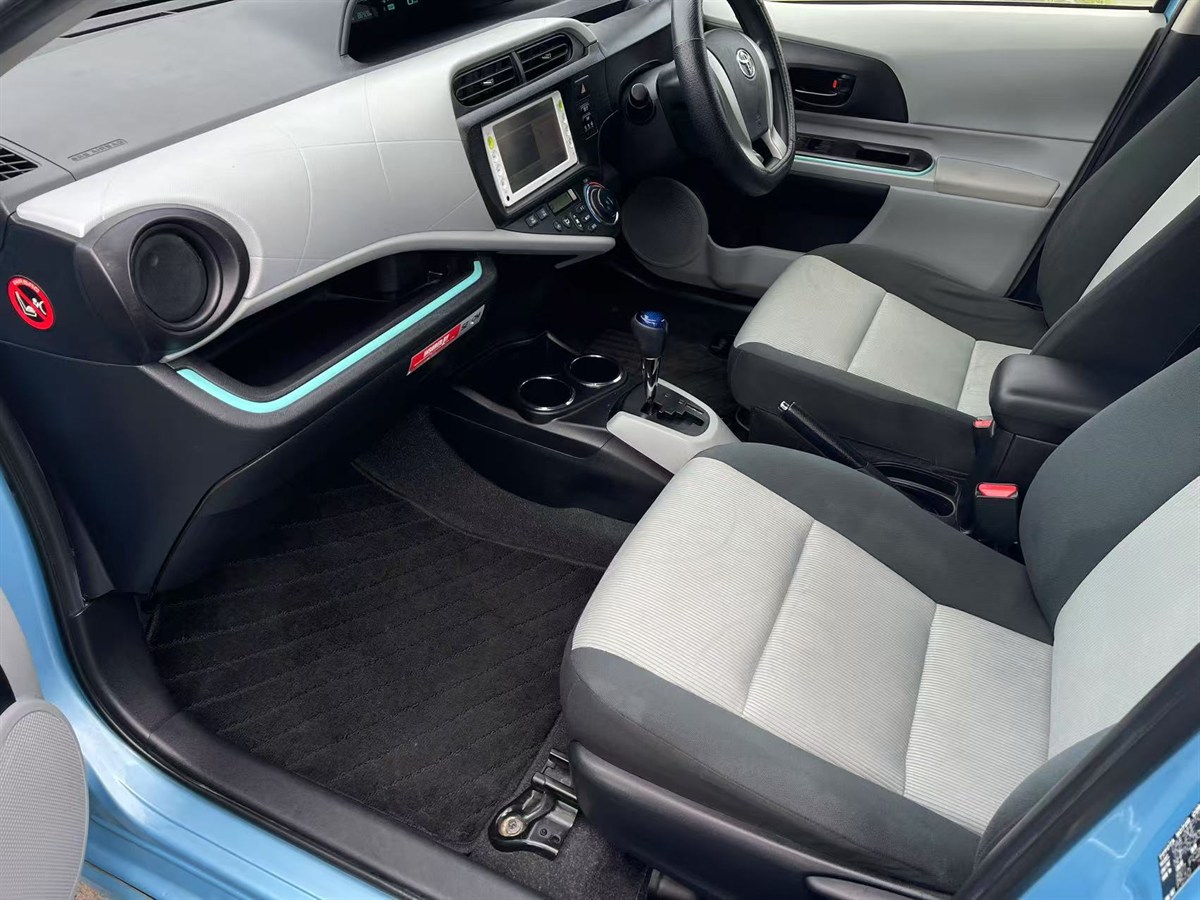 2012 Toyota Aqua thumbnail