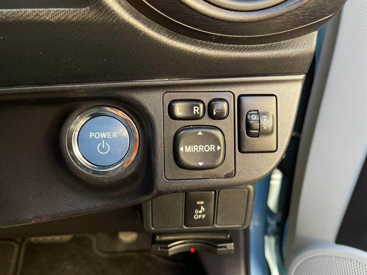 2012 Toyota Aqua thumbnail