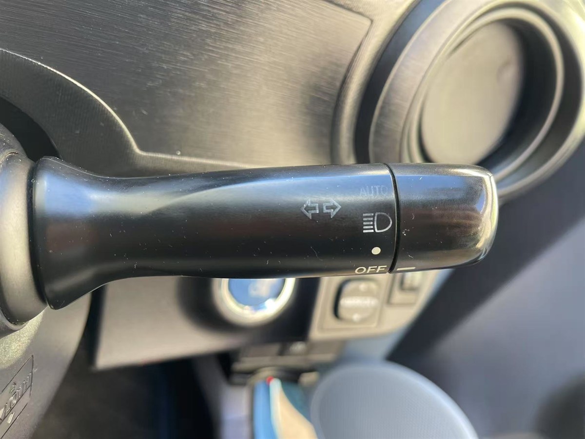 2012 Toyota Aqua thumbnail