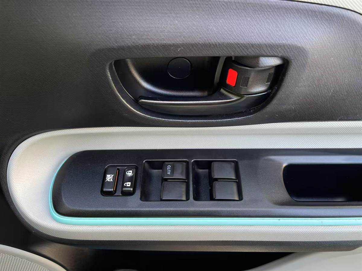 2012 Toyota Aqua thumbnail