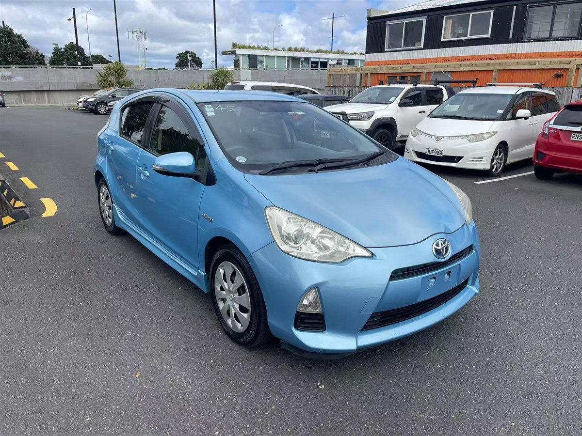 2012 Toyota Aqua thumbnail