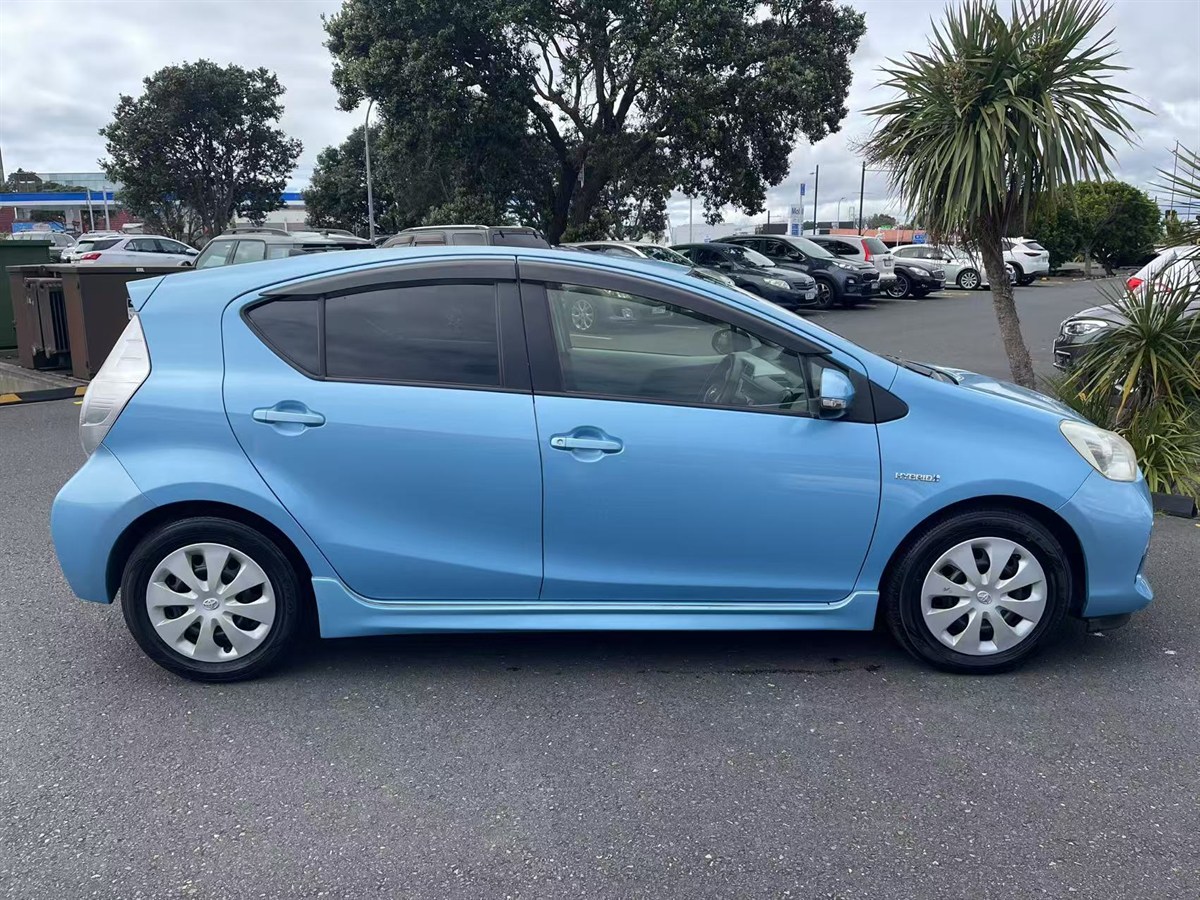 2012 Toyota Aqua thumbnail