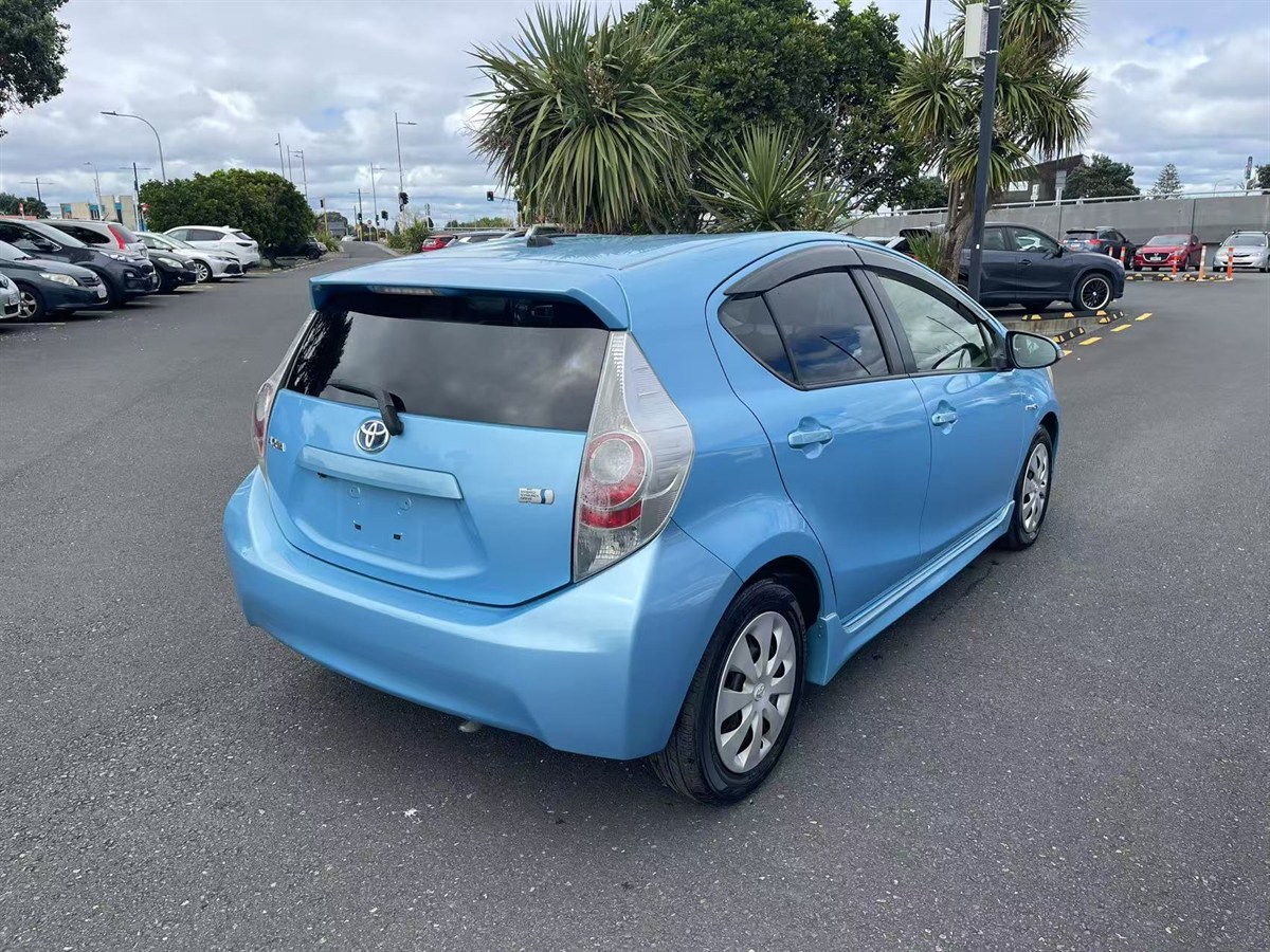 2012 Toyota Aqua thumbnail