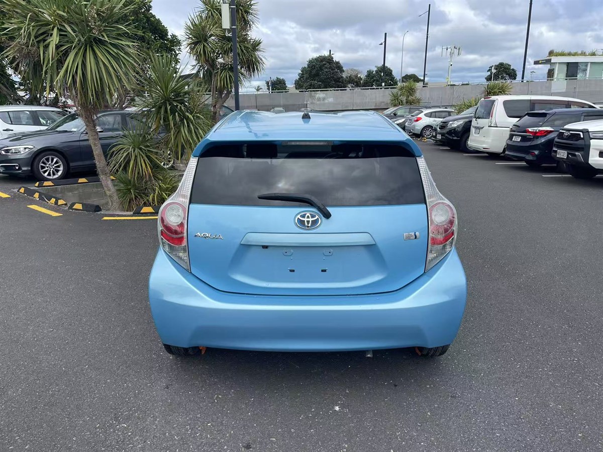 2012 Toyota Aqua thumbnail