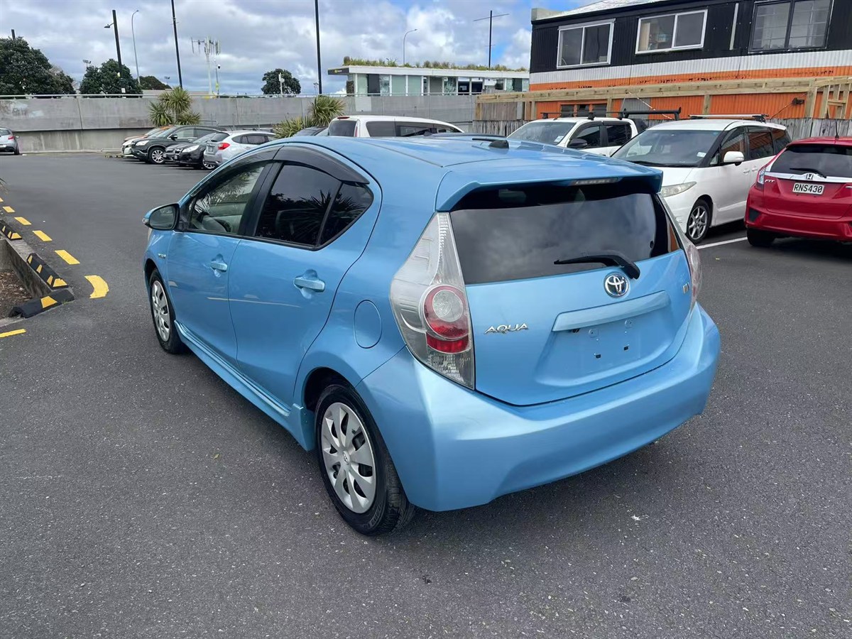 2012 Toyota Aqua thumbnail