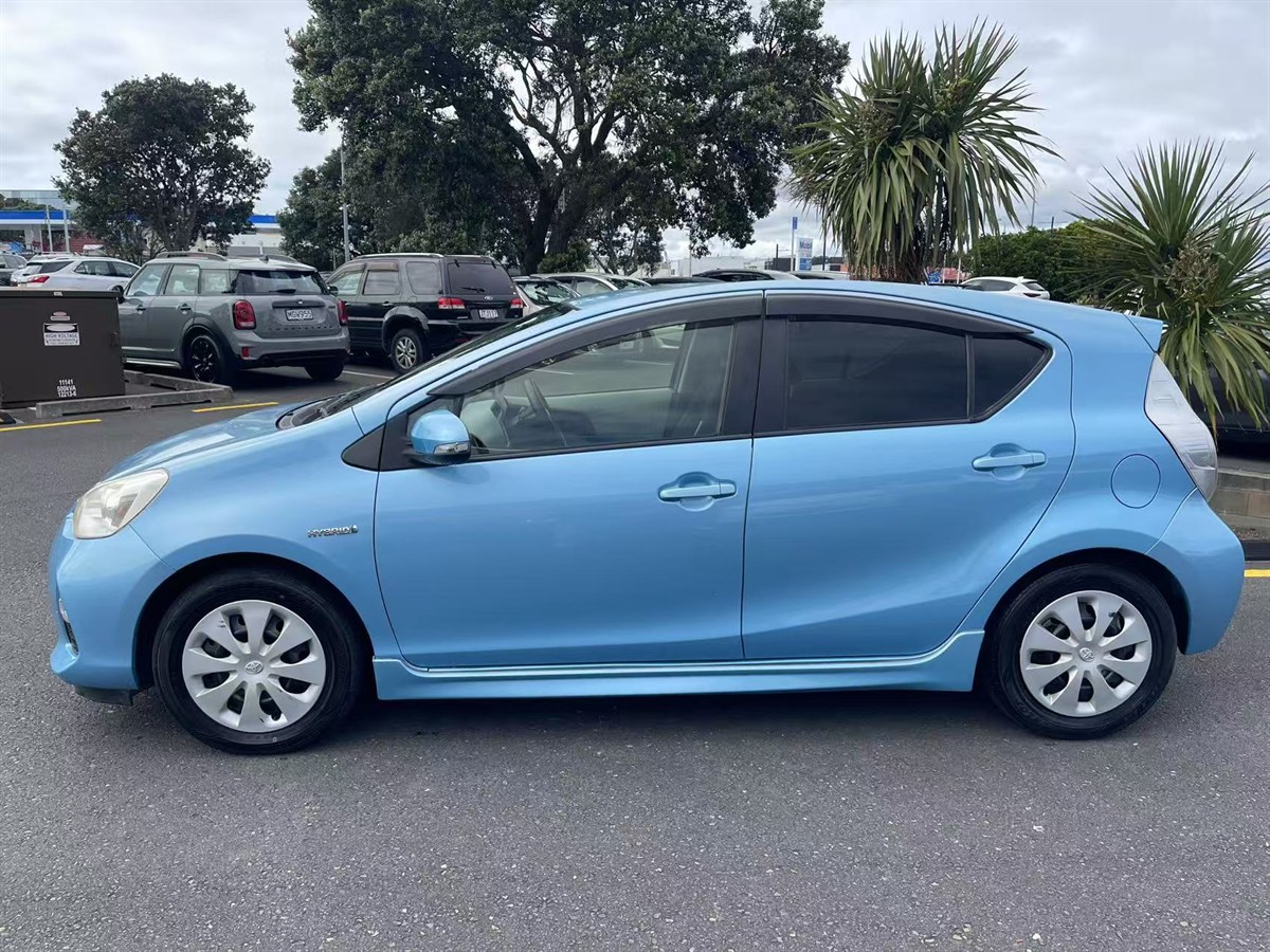 2012 Toyota Aqua thumbnail