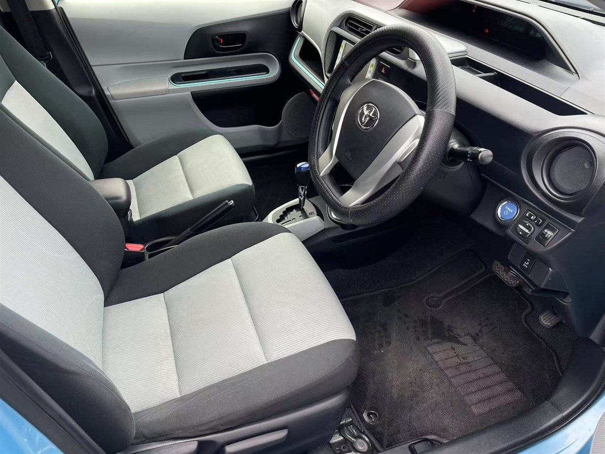 2012 Toyota Aqua thumbnail