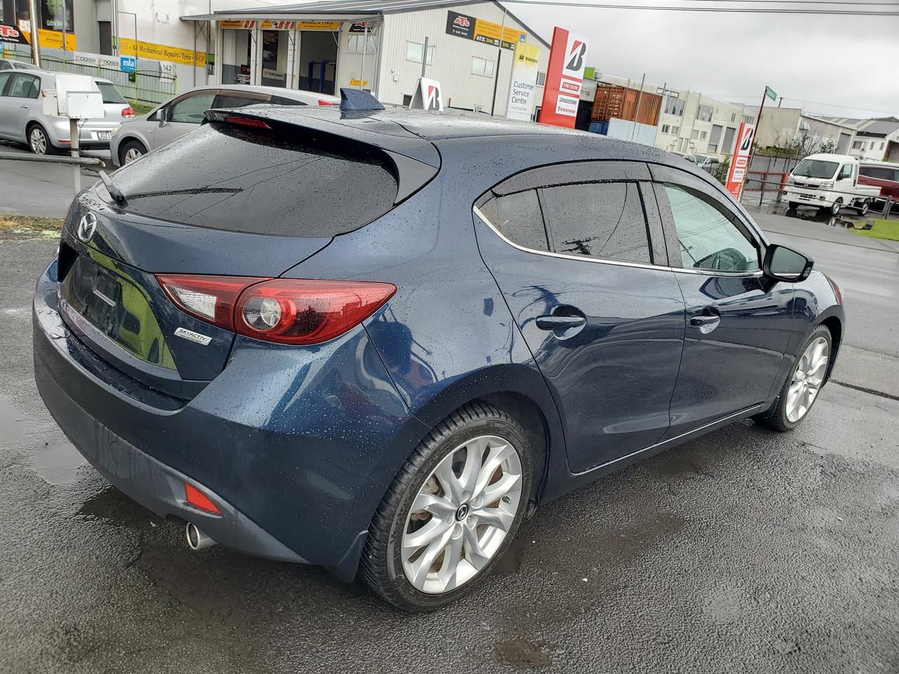 2013 Mazda Axela thumbnail