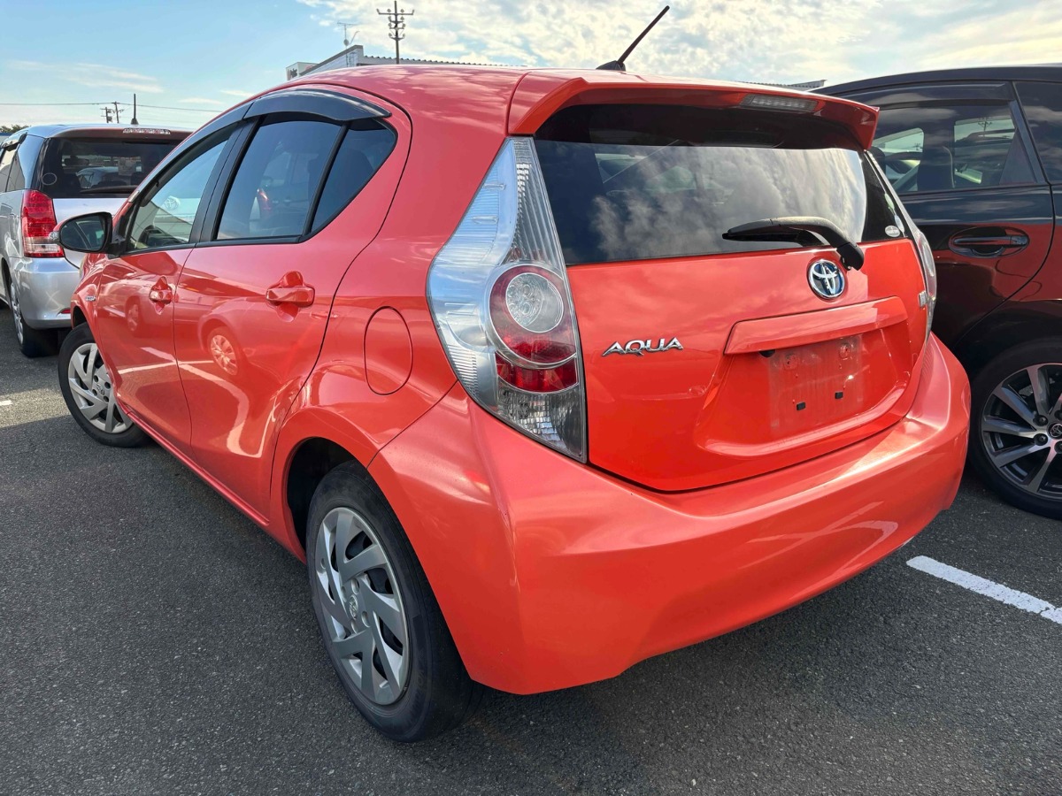 2013 Toyota Prius thumbnail