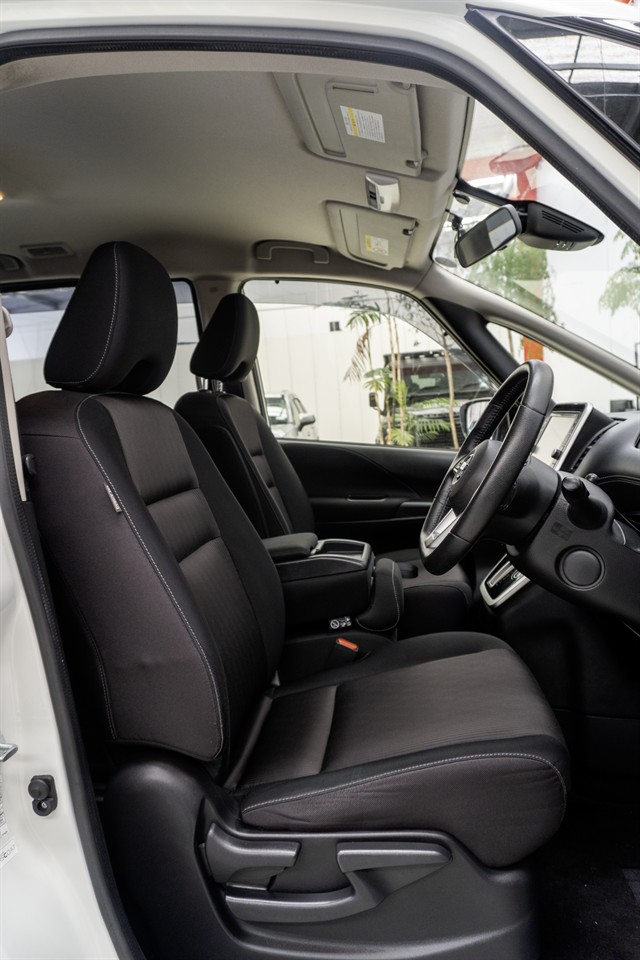 2017 Nissan Serena thumbnail
