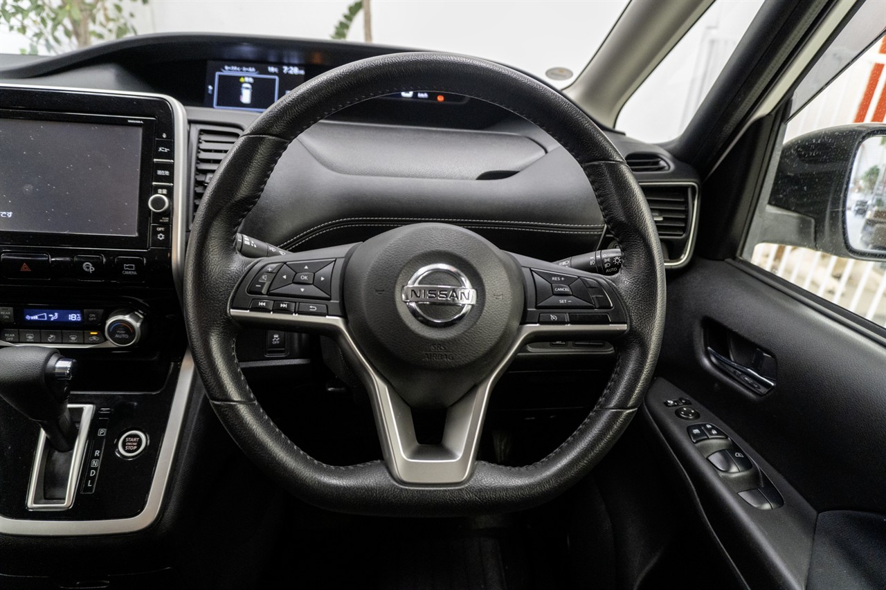 2017 Nissan Serena thumbnail