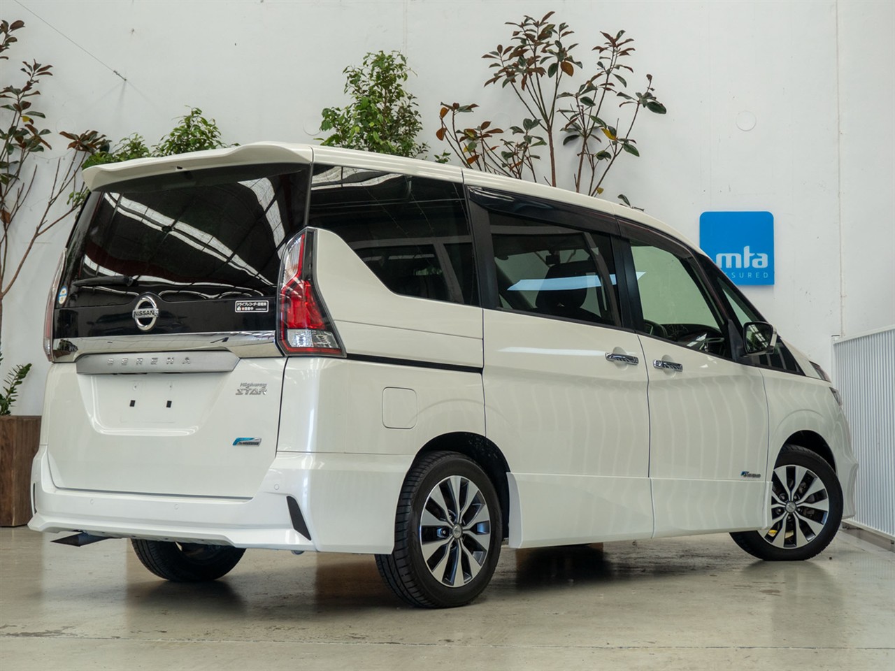 2017 Nissan Serena thumbnail