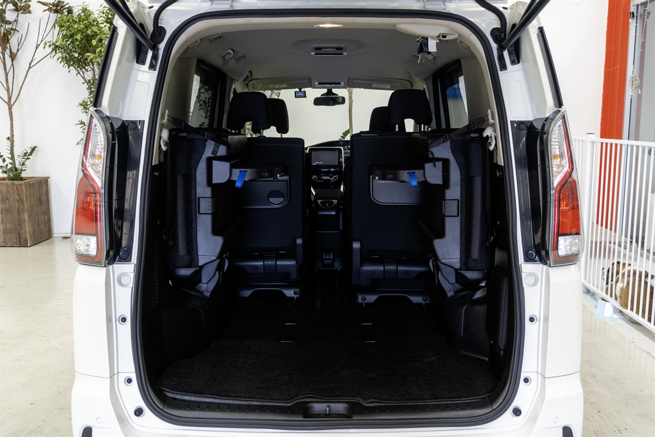 2017 Nissan Serena thumbnail