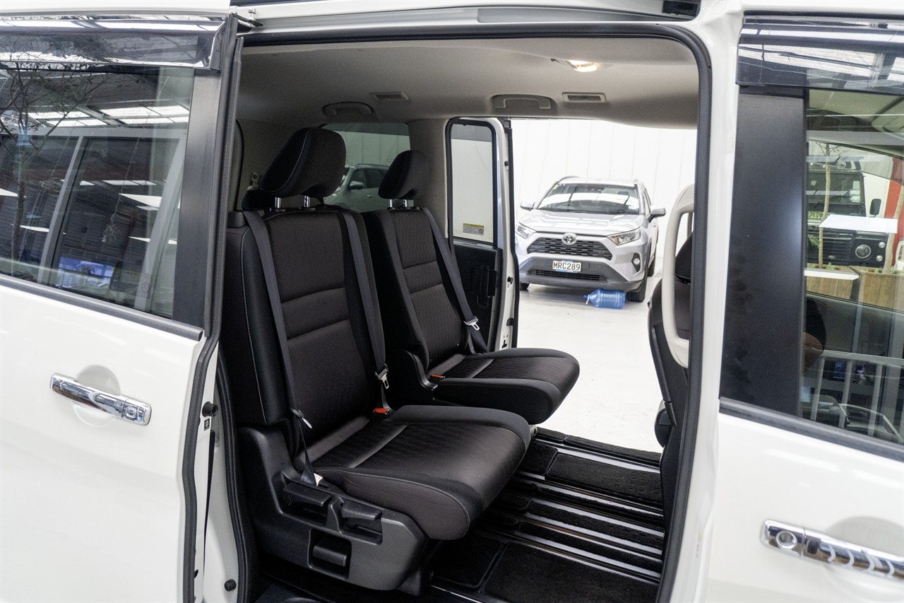 2017 Nissan Serena thumbnail