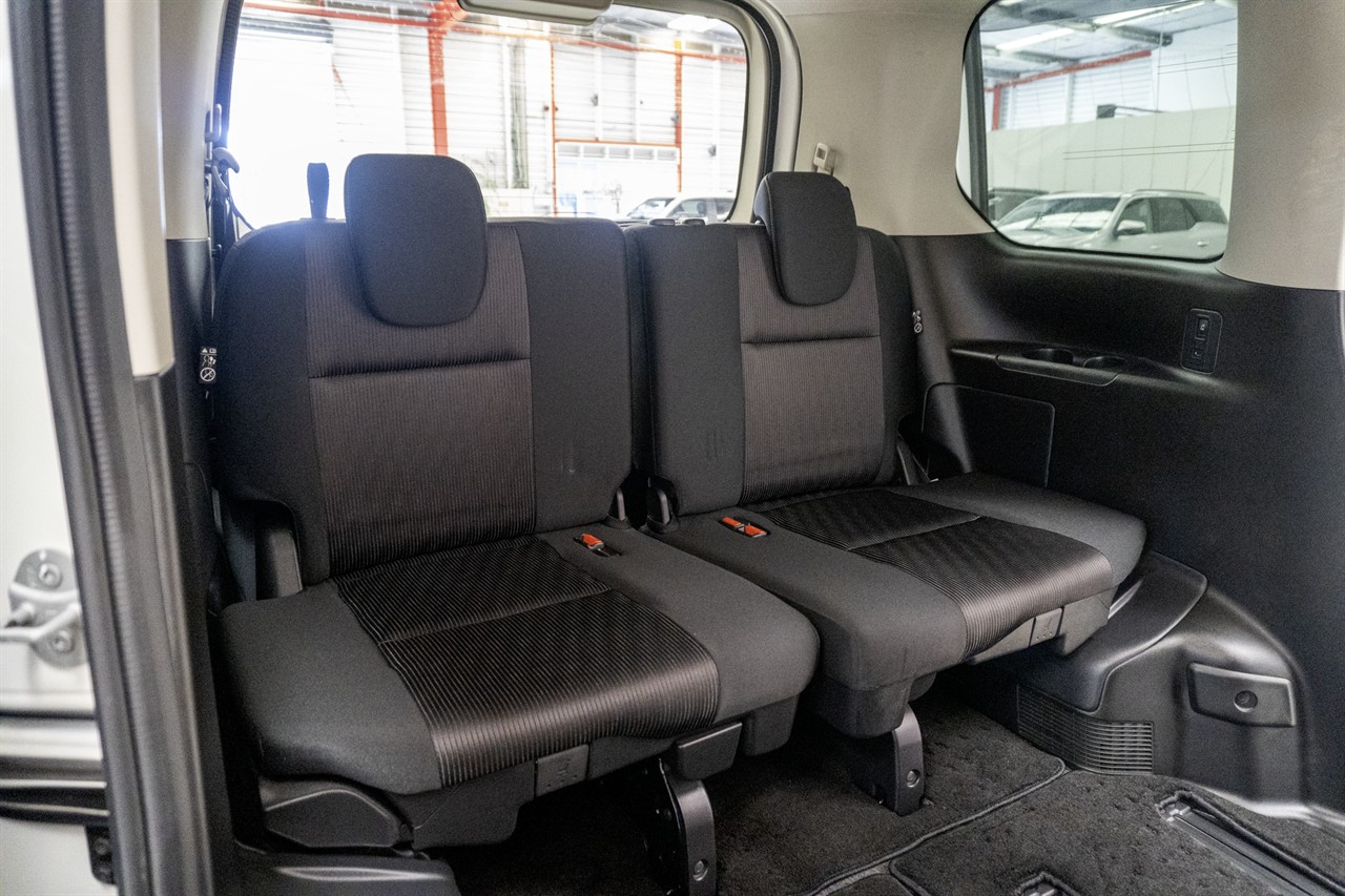 2017 Nissan Serena thumbnail