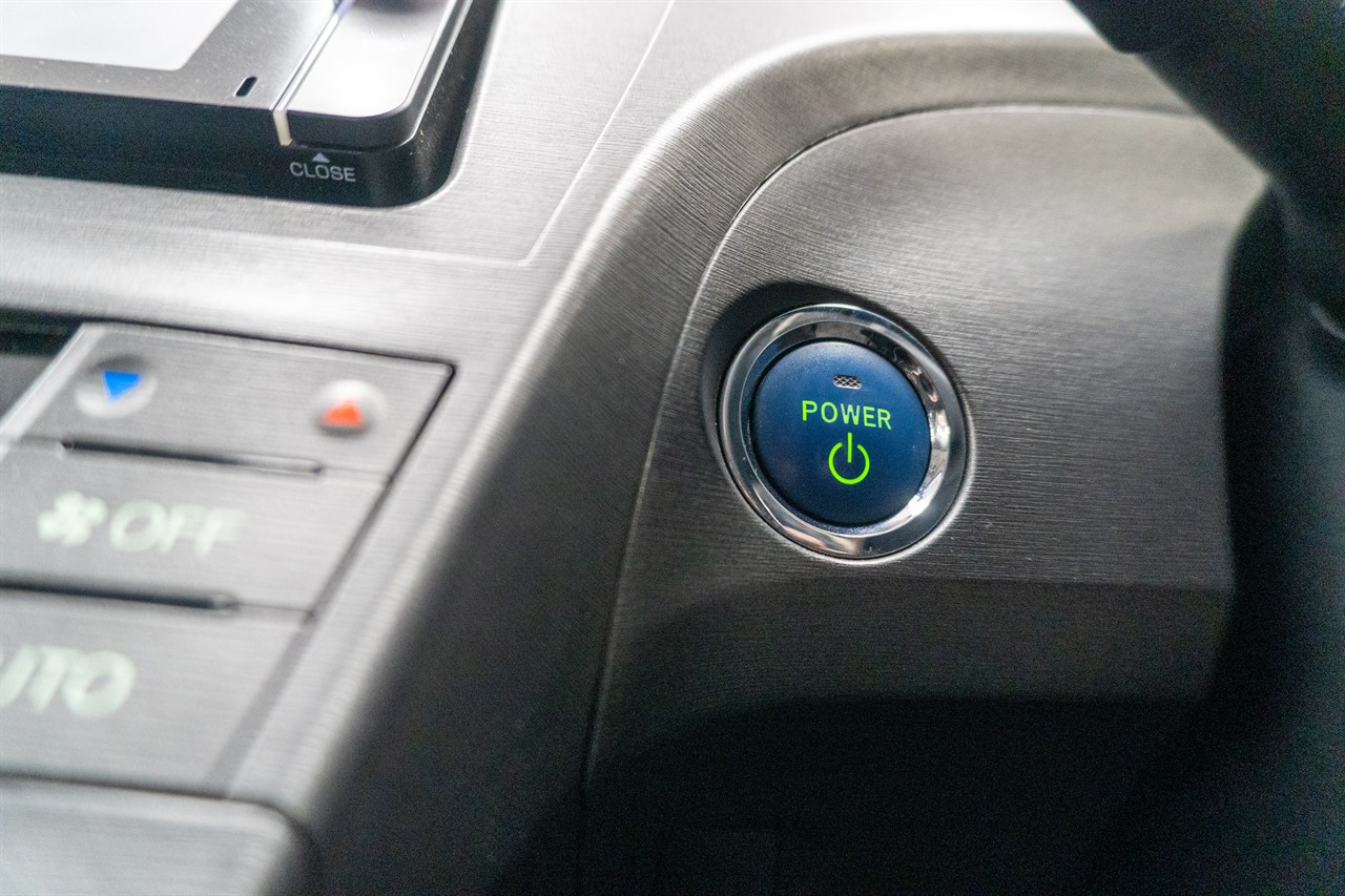 2012 Toyota Prius thumbnail