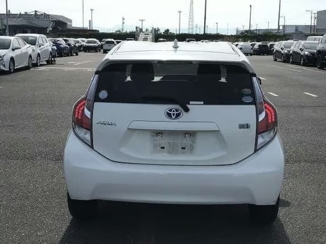 2016 Toyota Aqua thumbnail