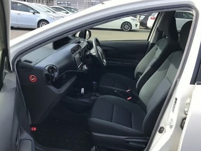 2016 Toyota Aqua thumbnail