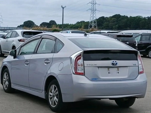 2014 Toyota Prius thumbnail
