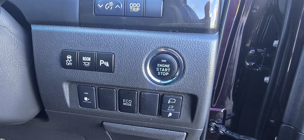 2013 Toyota Vellfire thumbnail