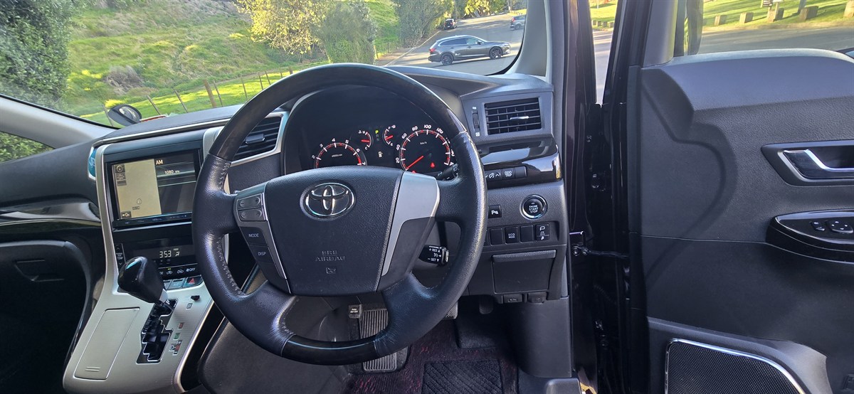 2013 Toyota Vellfire thumbnail