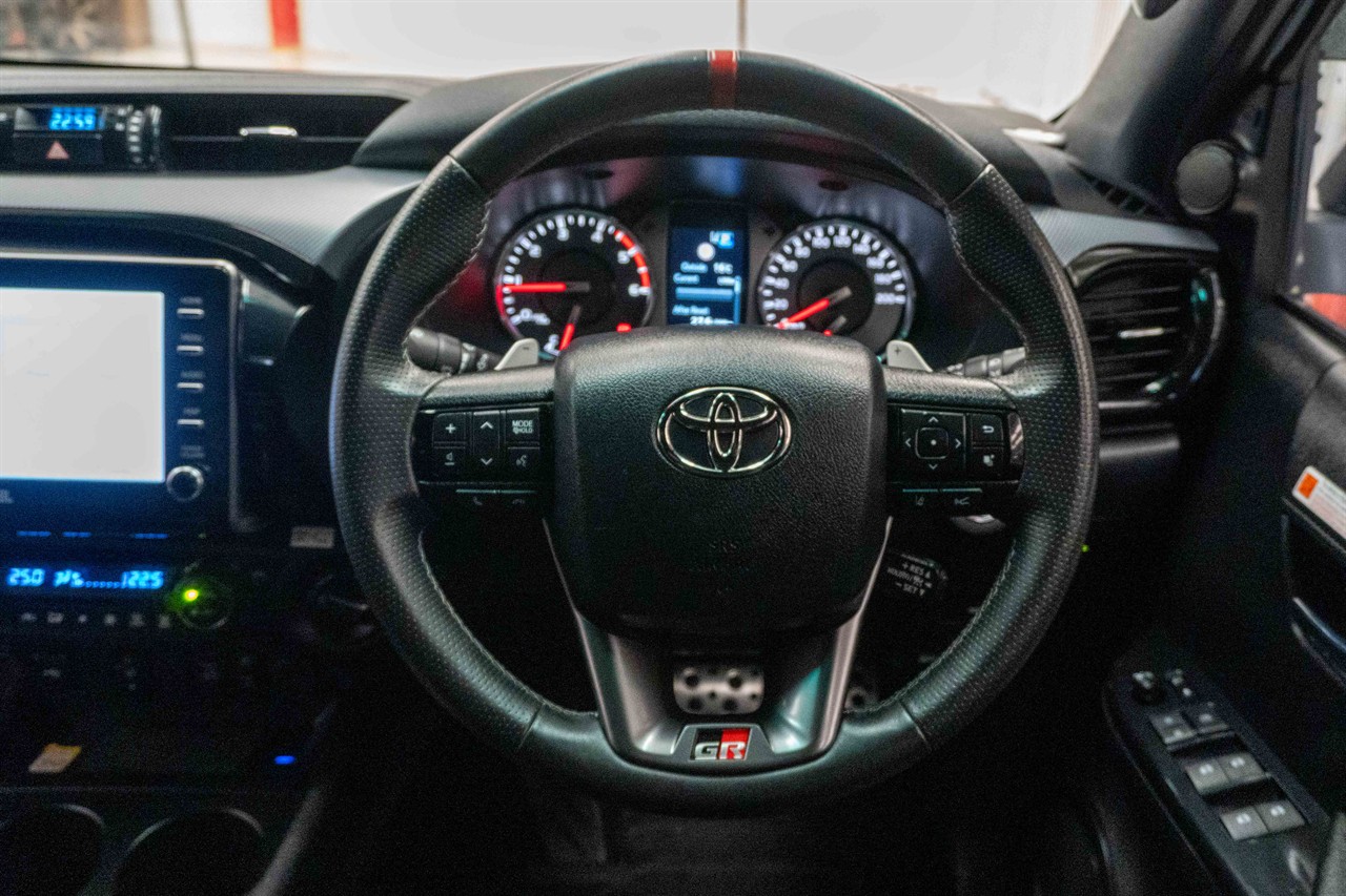 2024 Toyota Hilux thumbnail