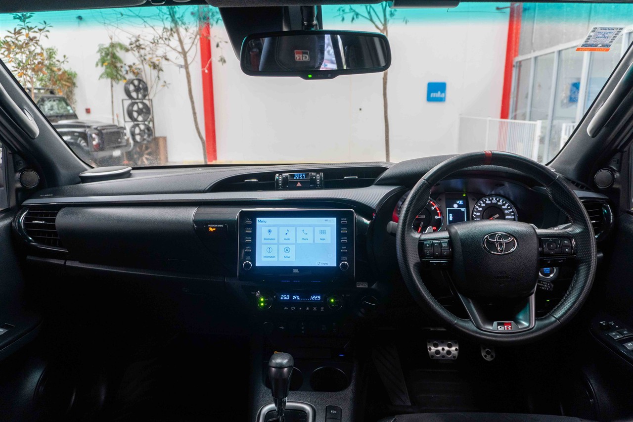 2024 Toyota Hilux thumbnail
