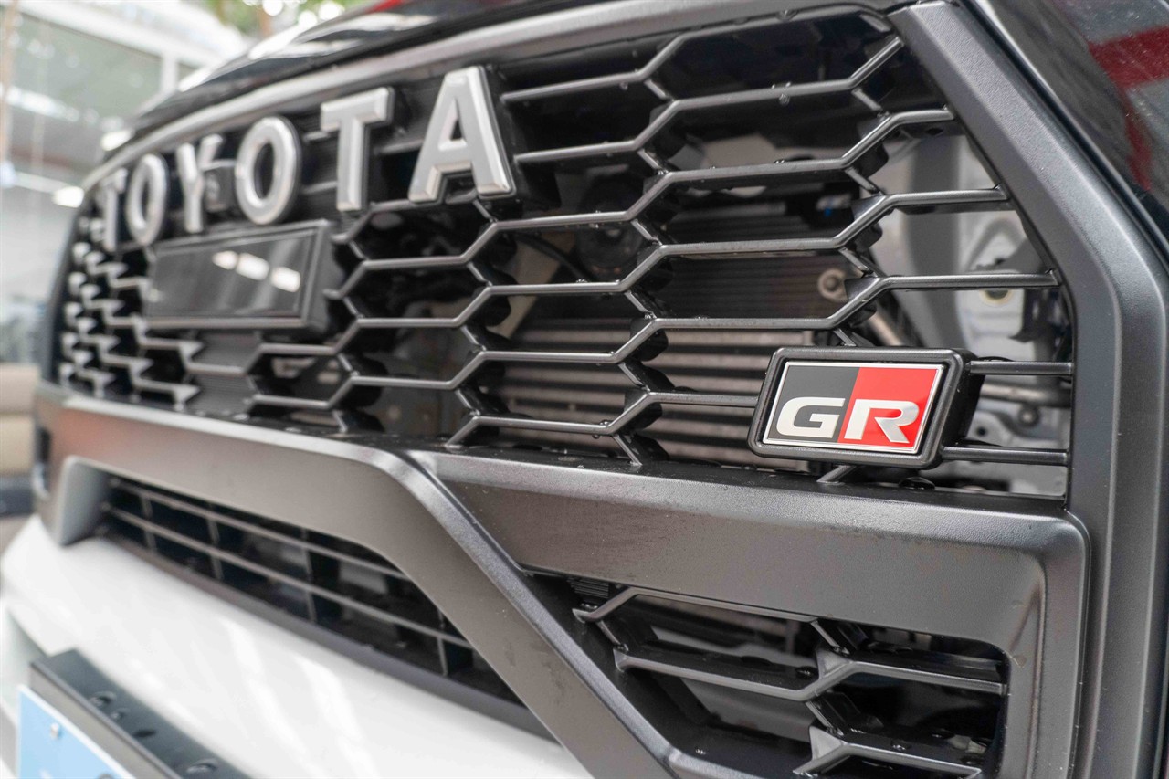 2024 Toyota Hilux thumbnail