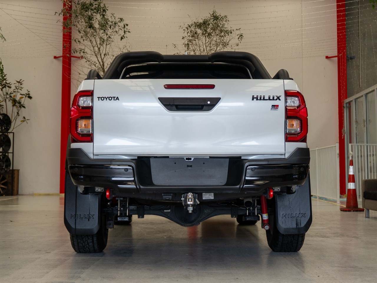 2024 Toyota Hilux thumbnail