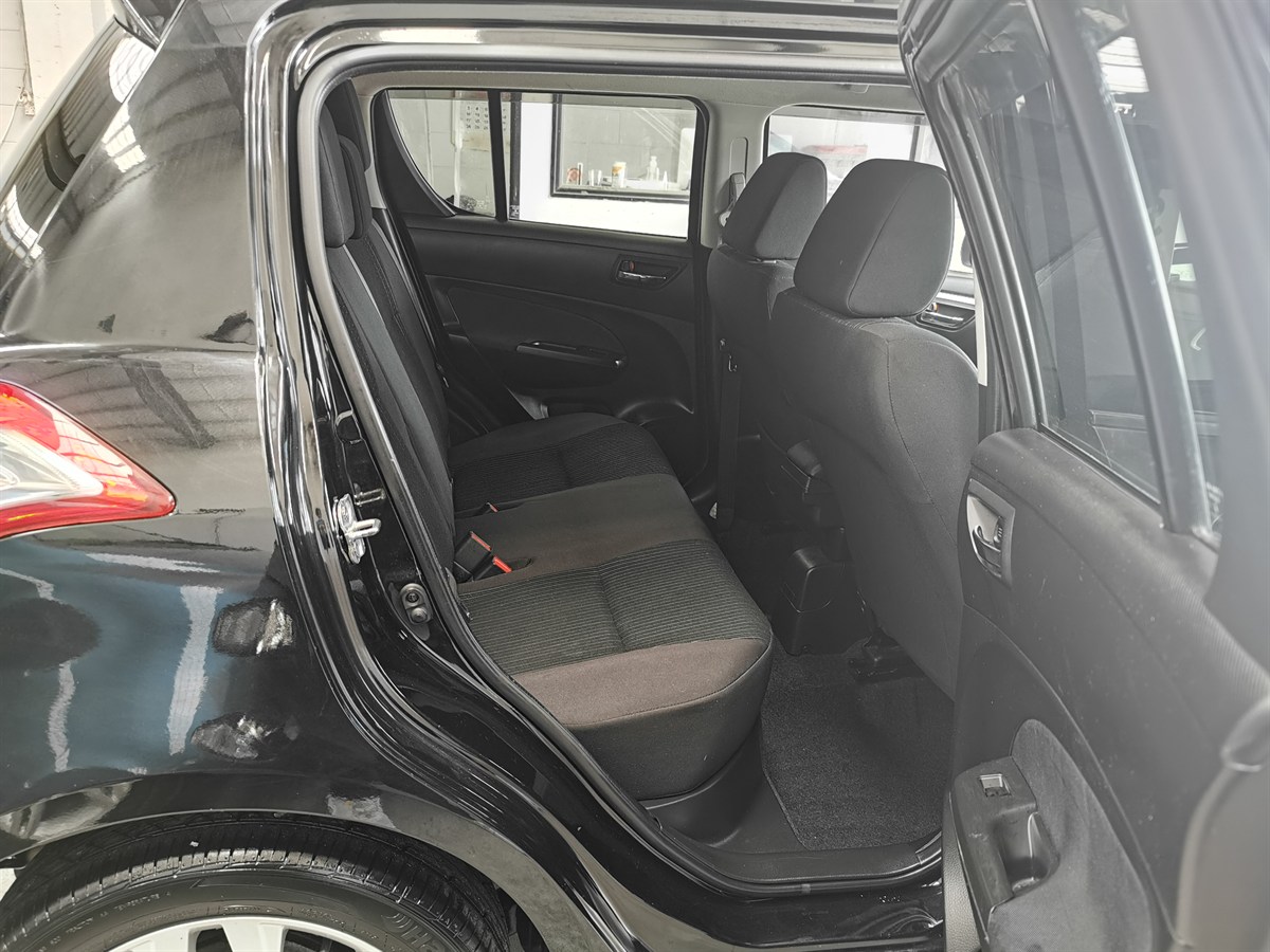 2015 Suzuki Swift thumbnail