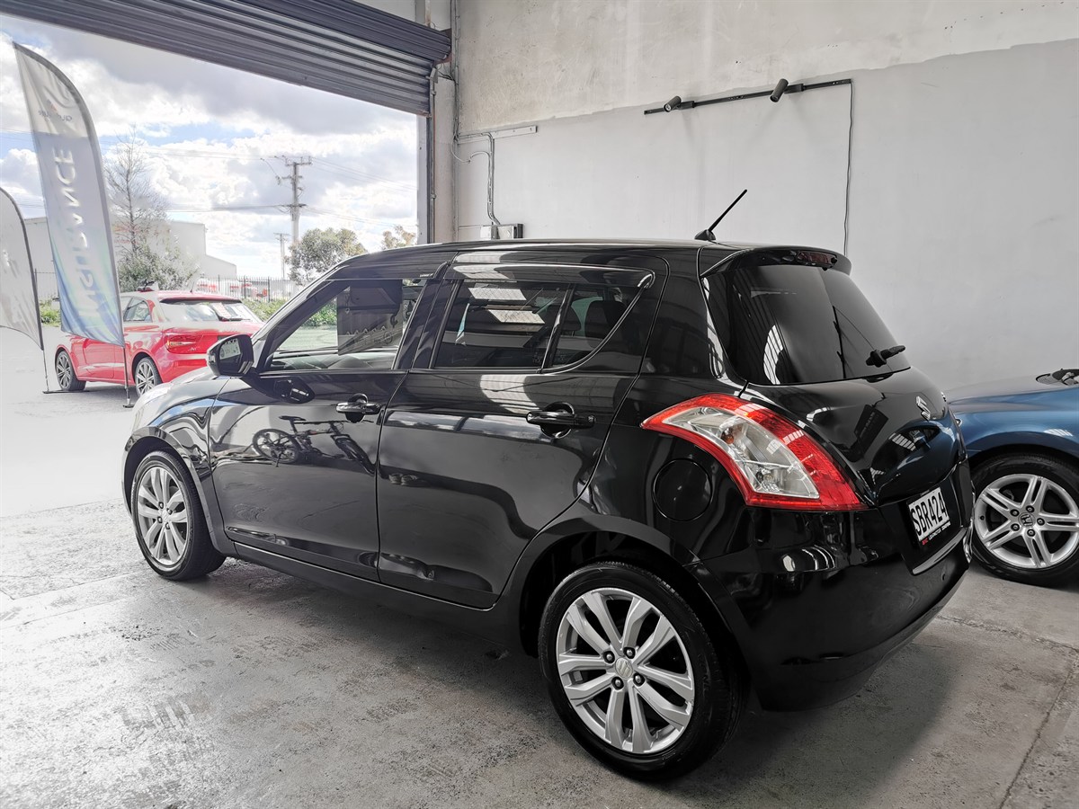 2015 Suzuki Swift thumbnail