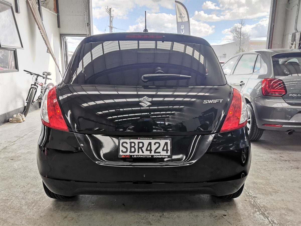 2015 Suzuki Swift thumbnail