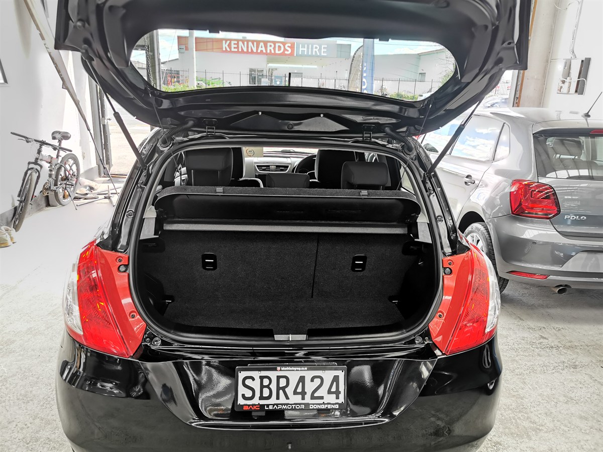 2015 Suzuki Swift thumbnail