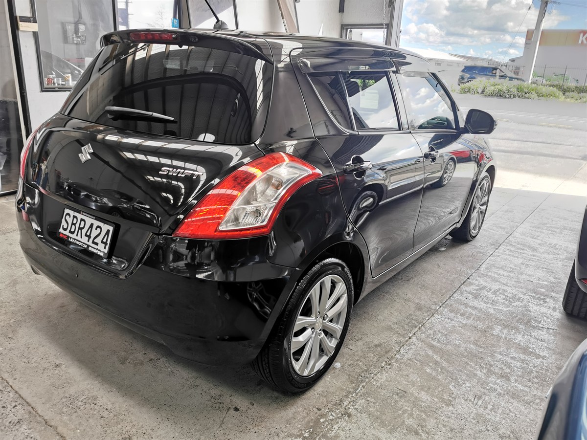 2015 Suzuki Swift thumbnail