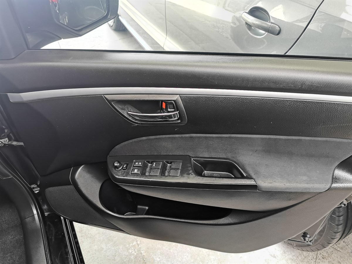 2015 Suzuki Swift thumbnail