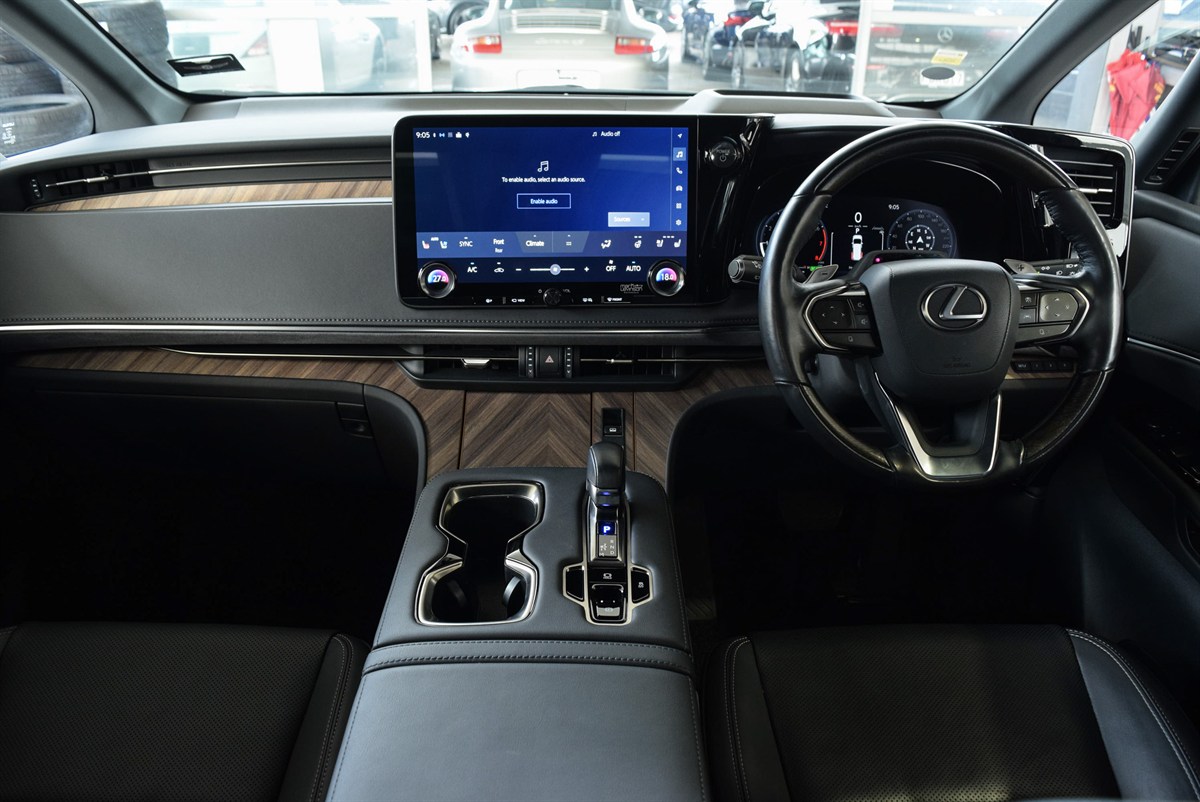 2024 Lexus LM thumbnail