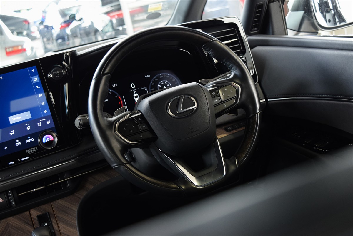 2024 Lexus LM thumbnail