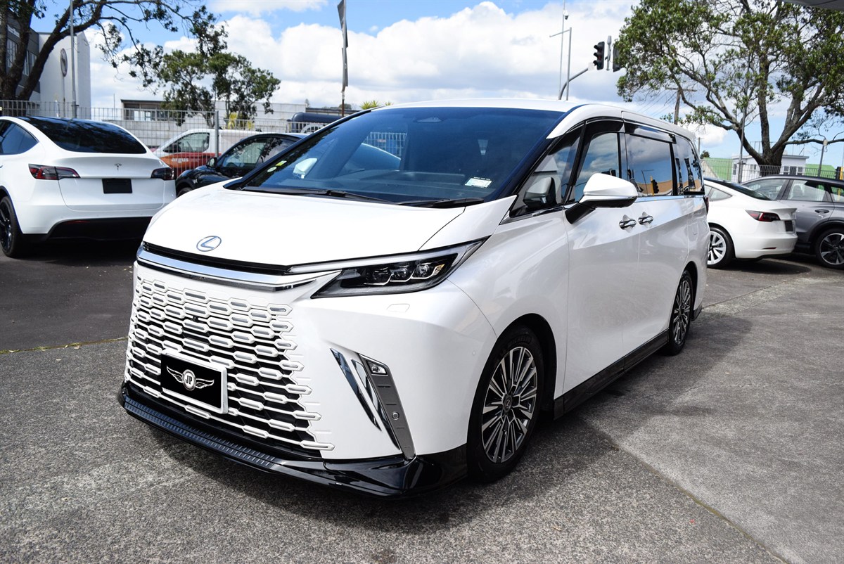2024 Lexus LM thumbnail