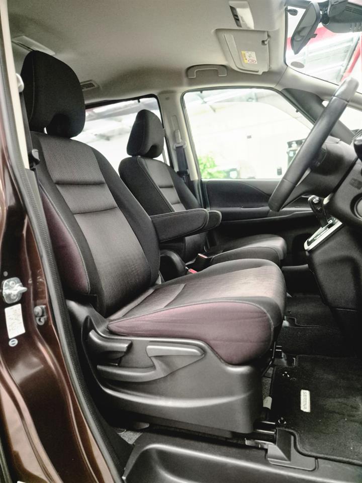 2017 Nissan Serena thumbnail