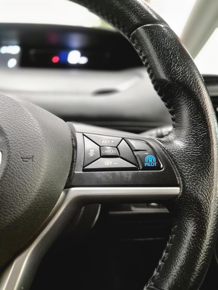 2017 Nissan Serena thumbnail