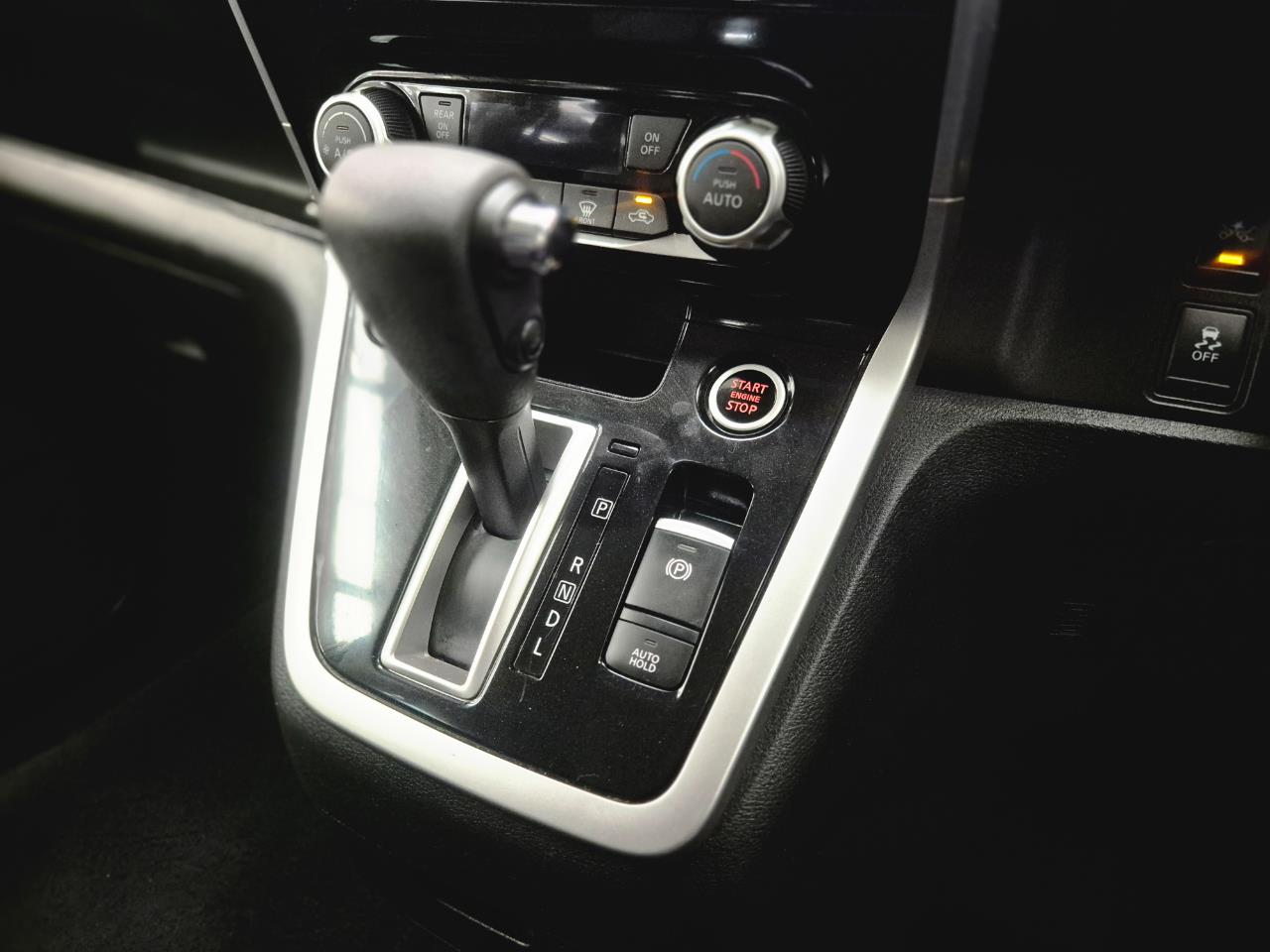 2017 Nissan Serena thumbnail