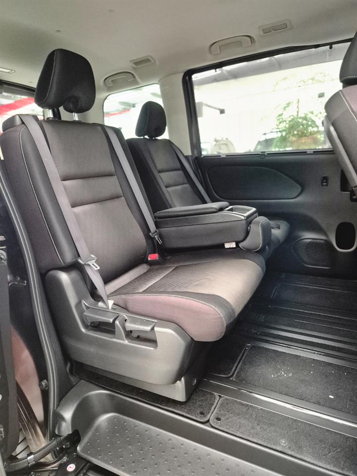 2017 Nissan Serena thumbnail