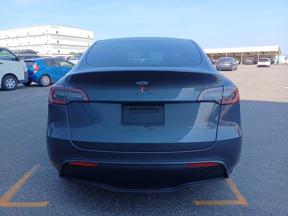 2023 Tesla Model thumbnail