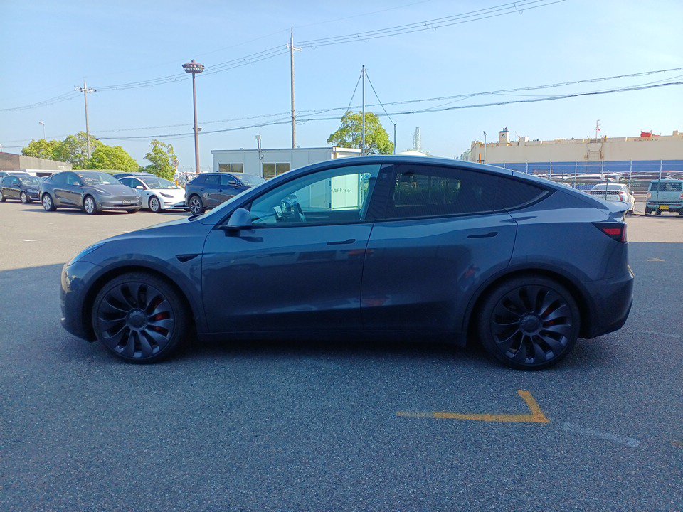 2023 Tesla Model thumbnail
