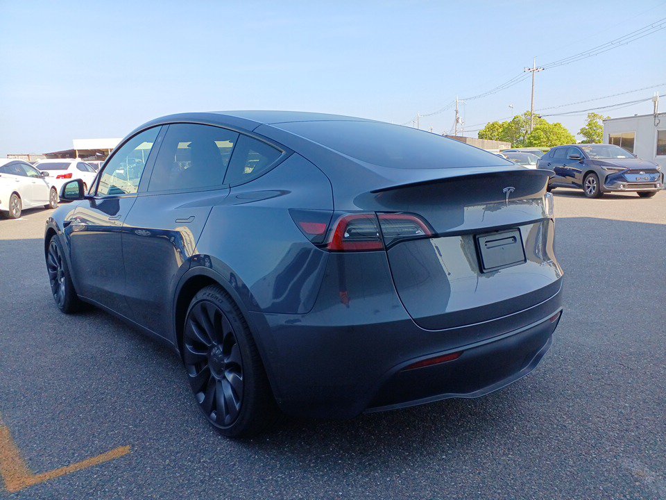 2023 Tesla Model thumbnail