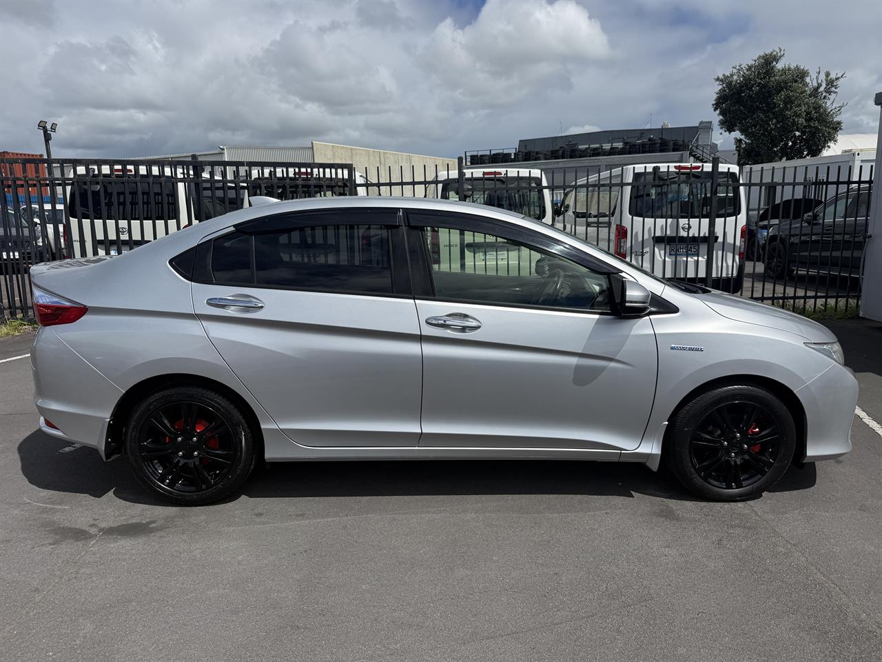 2015 Honda Grace thumbnail