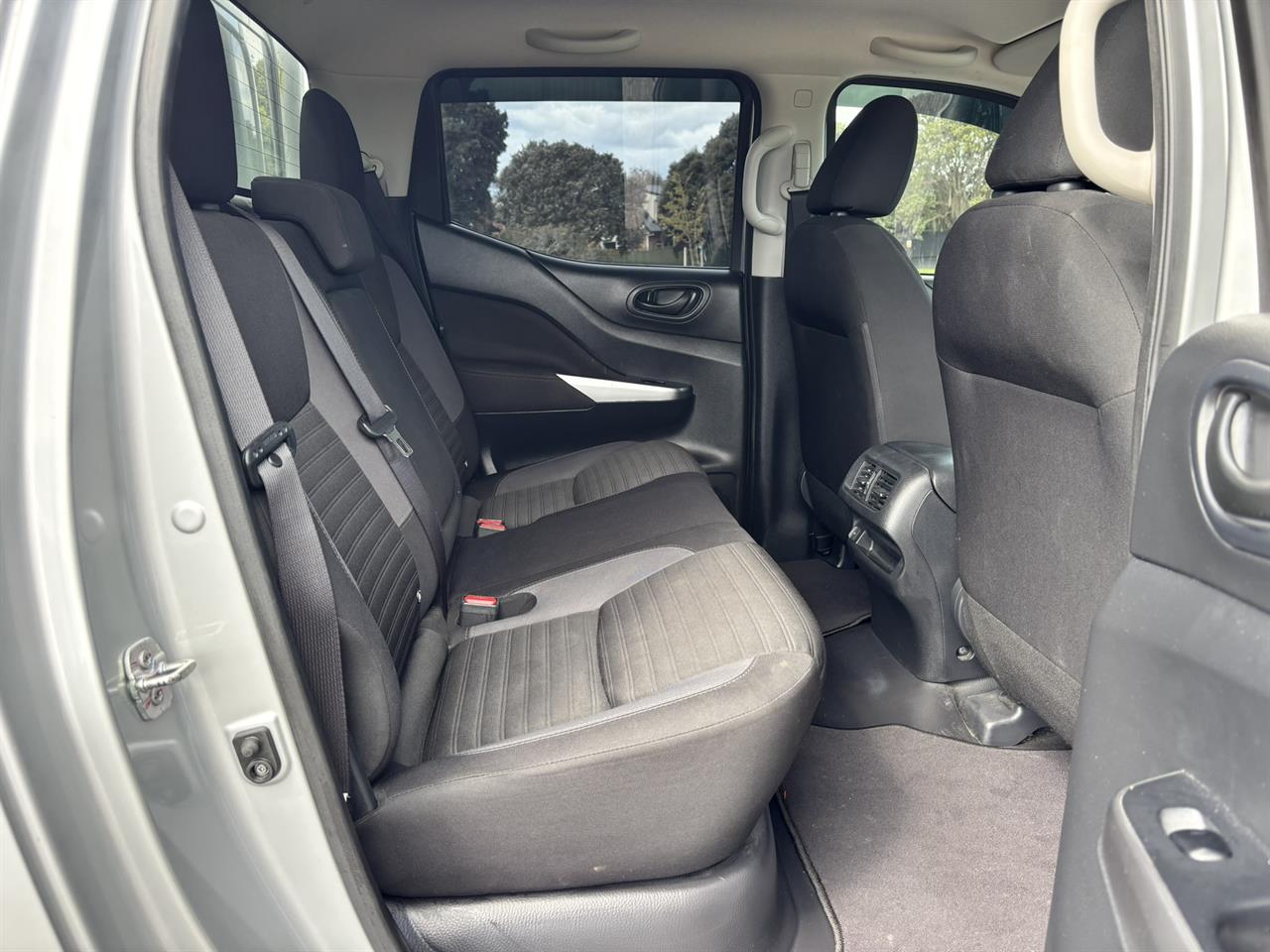 2021 Nissan Navara thumbnail