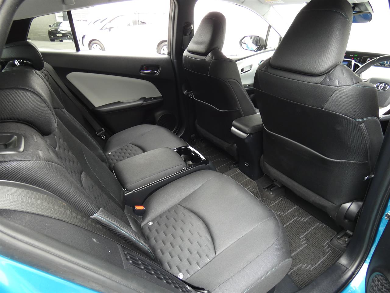 2017 Toyota Prius thumbnail