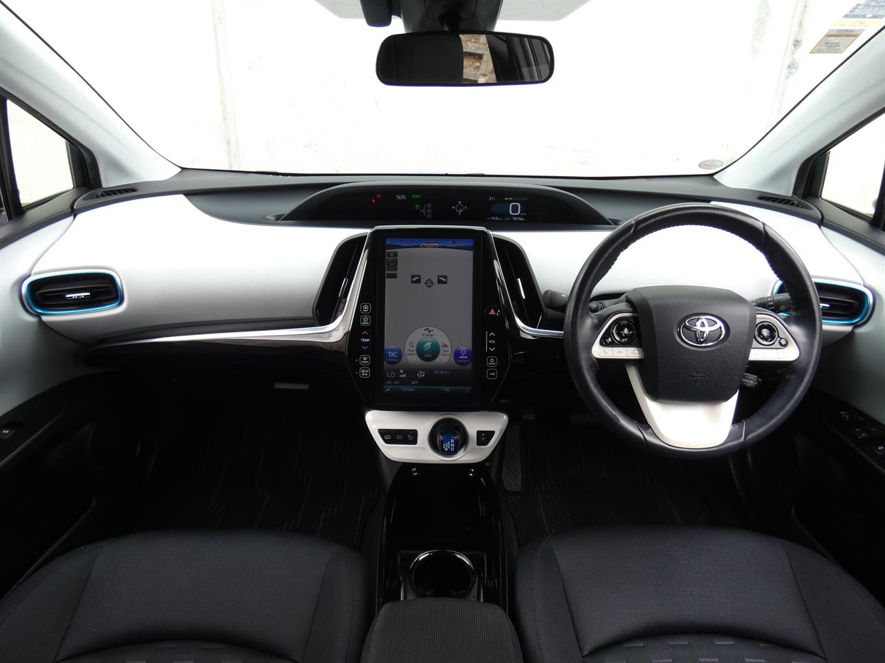 2017 Toyota Prius thumbnail